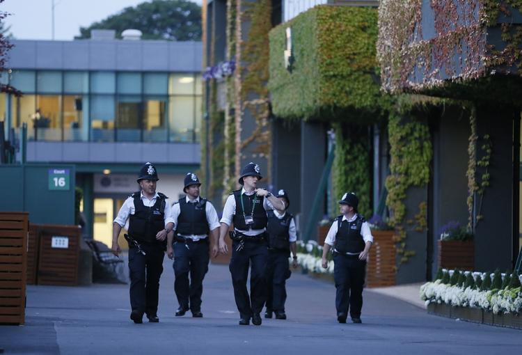 Alarm. Politi folk patruljerer Centre Court efter alarmen gik. 