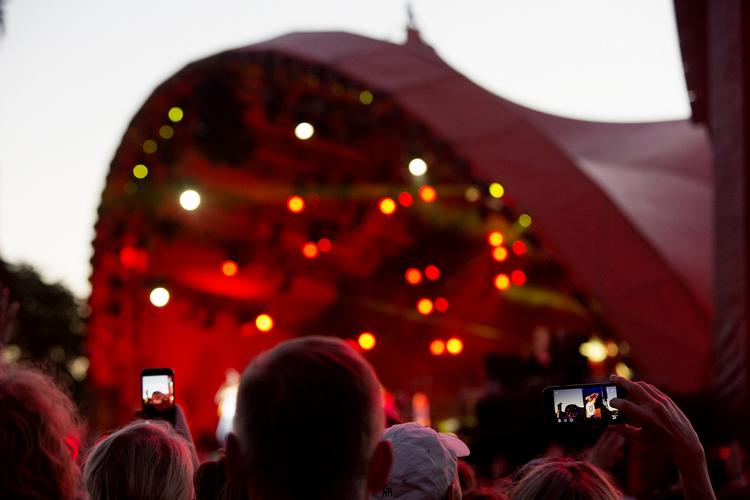 Mobilkoncert. Flere af koncertgæsterne til Pharrell Williams hev mobilen frem og oplevede dele af koncerten gennem telefonens kamera. 