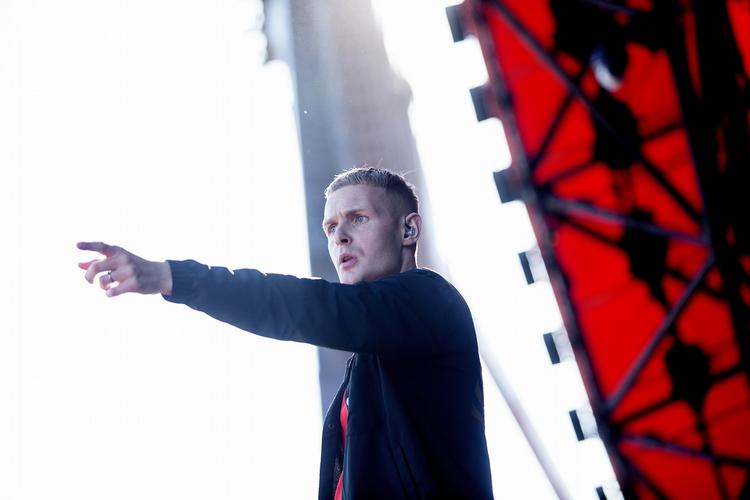 Energisk. Som trold af en æske sprang The Minds of 99 op og gav en energisk åbningskoncert, der bankede Roskilde i gang, så man kunne mærke det. 