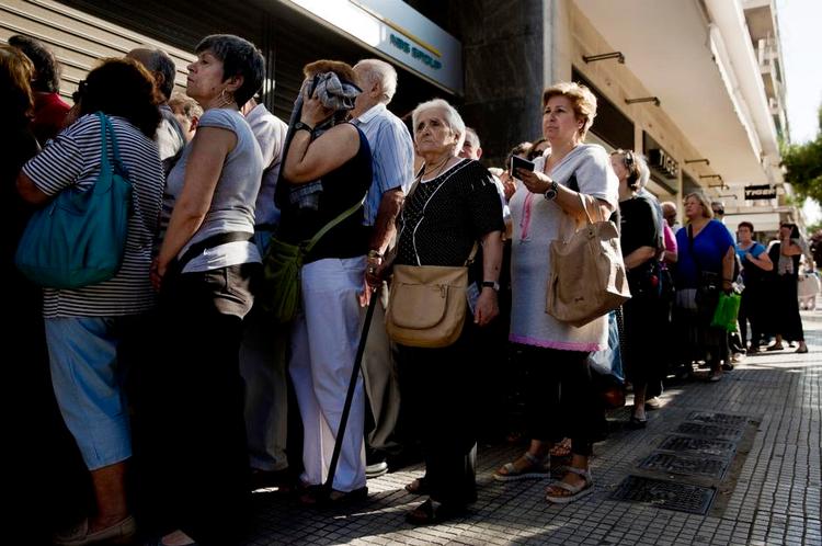 Usikkerhed. Grækerne i kø foran deres bank. Usikkerhedenbreder sig: Hvornår åbner bankerne igen? Bliver det med indeståender i euro eller drakmer? 
