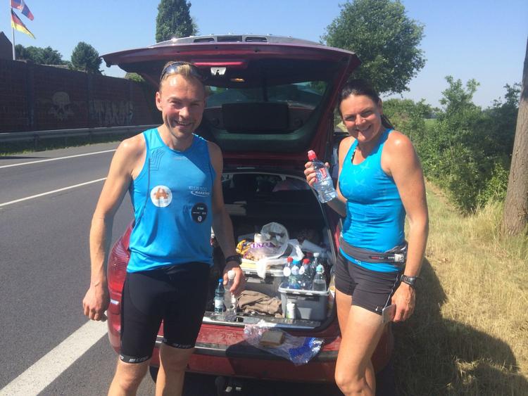 HEDETUR. Michael Jensen er lige kommet med på Annette Fredskovs løbetur til Paris. Der er cirka 500 kilometer til mål, og det er 35 grader varmt. 