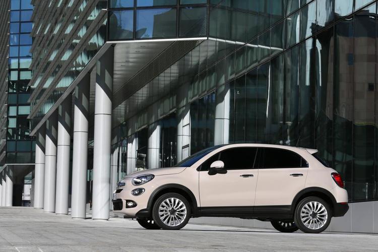 MODERIGTIG. Fiat 500 X falder fint ind i trenden med højbenede, men stadig praktiske biler. 