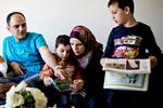 Familiehygge. Fire-årige Anas i lænestolen, far, Fadi Haj Mohamed, mor, Faten Nassif og syv-årige Hussein slapper af i deres nye hjem i Gerlev i Frederikssund Kommune. 