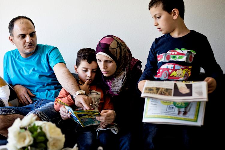 Familiehygge. Fire-årige Anas i lænestolen, far, Fadi Haj Mohamed, mor, Faten Nassif og syv-årige Hussein slapper af i deres nye hjem i Gerlev i Frederikssund Kommune. 