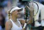 VIDERE. Halvanden time tog det, inden Caroline Wozniacki havde vundet sin anden kamp i årets Wimbledon-turnering. 