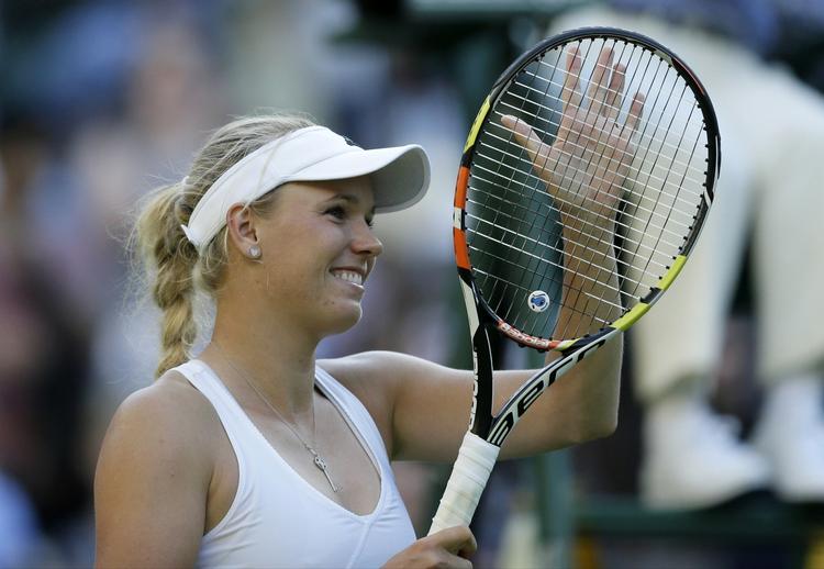 VIDERE. Halvanden time tog det, inden Caroline Wozniacki havde vundet sin anden kamp i årets Wimbledon-turnering. 