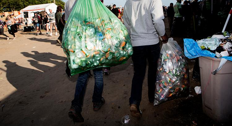 Rigdom. Danskerne er rige og smider bare med flasker og dåser. Sådan lyder forklaringen fra en af de flaskesamlere, der befinder sig på Roskilde Festival. Arkivfoto: Daniel Hjorth 