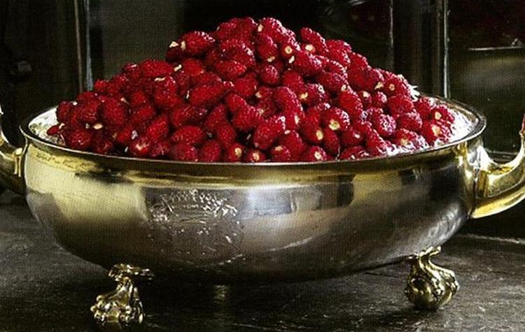 smultronskål. Den svenske botaniker Carl von Linné, der gik på smultronkur, fik denne skål af en ven. Skålen står i dag på Linnémuseet i Uppsala. 