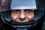 Motorcykelmanden. Den græske finansminister Yanis Varoufakis kører på motorcykel til og fra ministeriet i Athen. Og derfor var han også iklædt hjelm, da pressen i går mødte ham. 