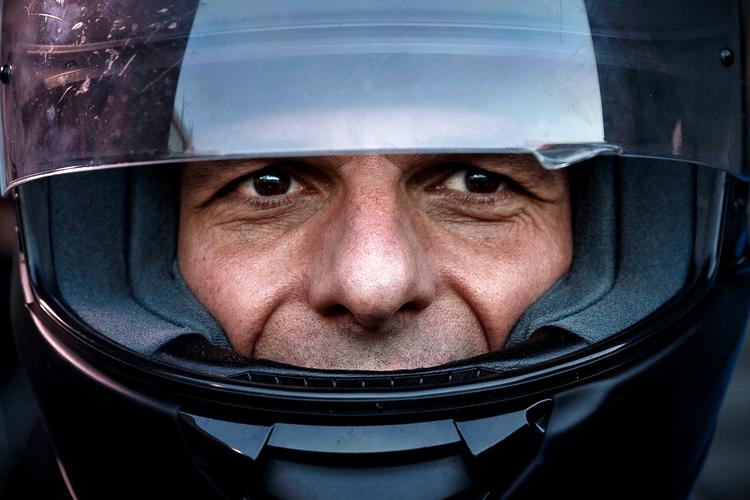Motorcykelmanden. Den græske finansminister Yanis Varoufakis kører på motorcykel til og fra ministeriet i Athen. Og derfor var han også iklædt hjelm, da pressen i går mødte ham. 