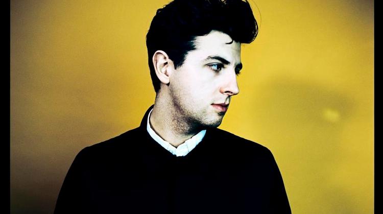 Lydmagi. Med elegance og små rester af drømmepoppen fra sit band, The Xx, dykker Jamie Xx ned i den engelske klubmusiks historie på sit blændende debutalbum. Foto: Tom Beard (PR) 