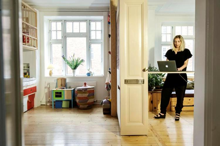 Hjemmekontor. Væggen mellem stue og børneværelse indeholder et hjemmekontor, som kan klappes ud. Brevsprækken bruges, når kontoret er lukket, til at smide post og papirer ind på skrivebordet. 