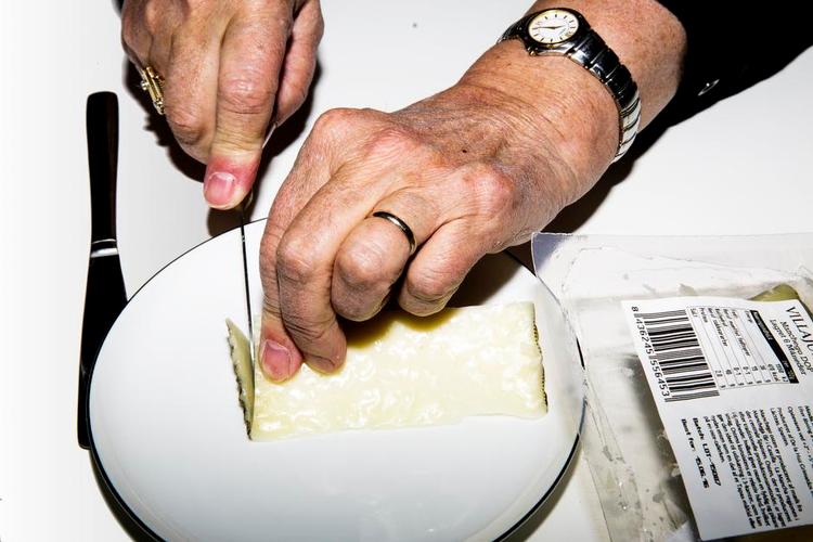 Uddyb. Når man køber en Manchego-ost i et supermarked, står der »fast modnet fåreost, lagret i seks måneder«, men hvor kloge bliver vi af det? En projektgruppe har sat sig for at forbedre danskernes evne til at sætte ord på fødevarer og smage. 