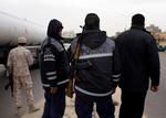 Terror. Libyske politifolk bevogter et checkpoint i Sabratha. Området menes at være ramme om en træningslejer for islamister. 
