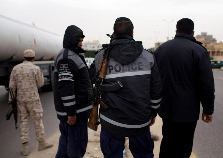Terror. Libyske politifolk bevogter et checkpoint i Sabratha. Området menes at være ramme om en træningslejer for islamister. 