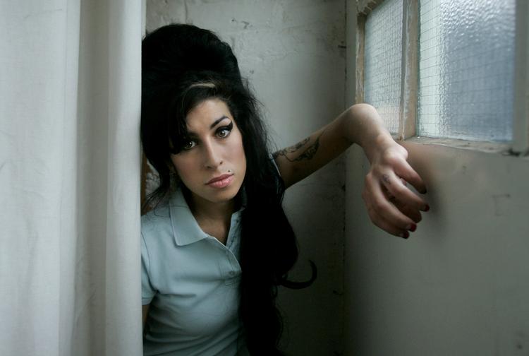 Alkoholforgiftning. Amy Winehouse døde i 2011 i en alder af 27. 