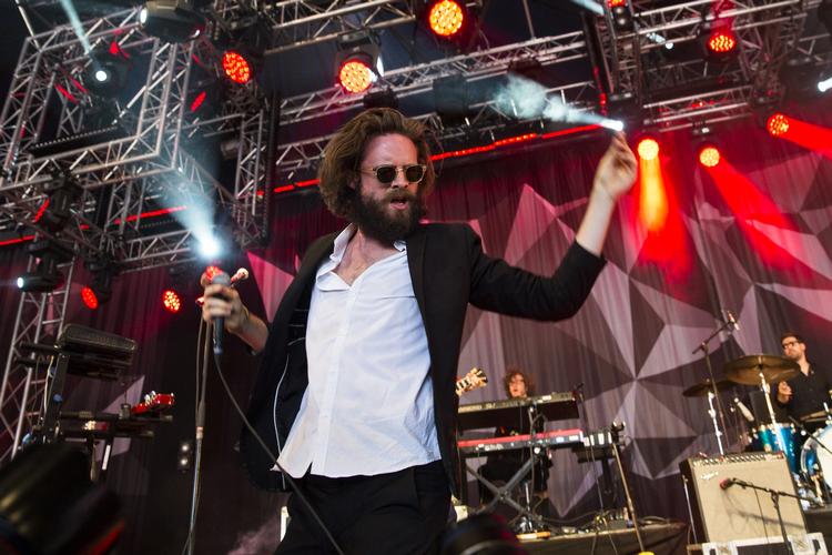 Modsætninger. Father John Misty er rastløs og rodløs, et liderligt mandebarn og en morsdreng oven i hatten. 