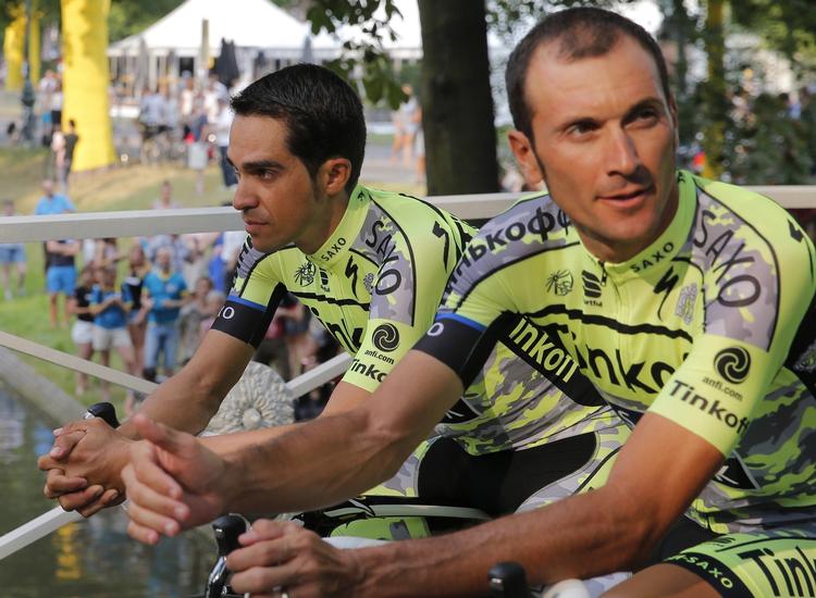 Tourhold. Alberto Contador (t.v.) og holdkammerat Ivan Basso ved holdpræsentationen i dag. 
