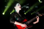 Furie. St. Vincent kan spille støjende guitar, men leger med perfektionismens grænser. 