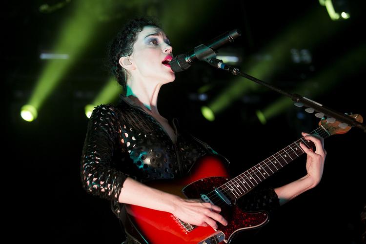 Furie. St. Vincent kan spille støjende guitar, men leger med perfektionismens grænser. 
