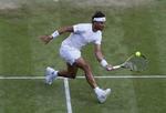 Wimbledon. Rafael Nadal returnerer i kampen mod Dustin Brown. 