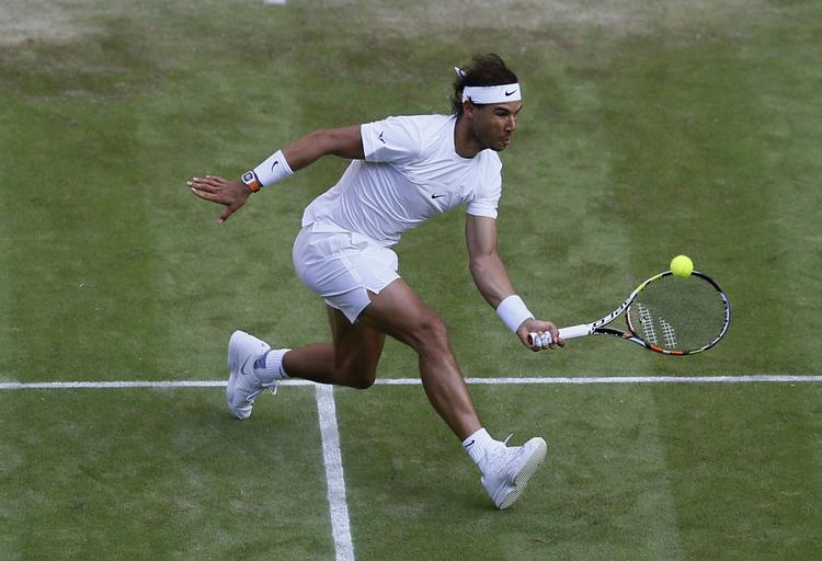 Wimbledon. Rafael Nadal returnerer i kampen mod Dustin Brown. 