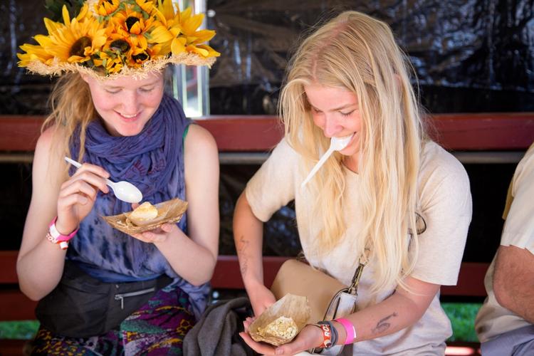 Popcorn time. Veninderne Lina Kragh (til venstre) og Caroline Kryger spiser den saltede dessert med popcorn og karry. »Den smager lidt af Indien«, siger Lina Kragh. 