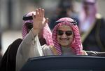 anderledes. Prins Alwaleed bin Talal al-Saud hører til de alternative rigmænd. Ikke blot forærer han formuen væk. Han klagede også over magasinet Forbes, fordi han mente, at de havde beskrevet hans formue for lille. 