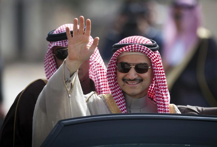 anderledes. Prins Alwaleed bin Talal al-Saud hører til de alternative rigmænd. Ikke blot forærer han formuen væk. Han klagede også over magasinet Forbes, fordi han mente, at de havde beskrevet hans formue for lille. 