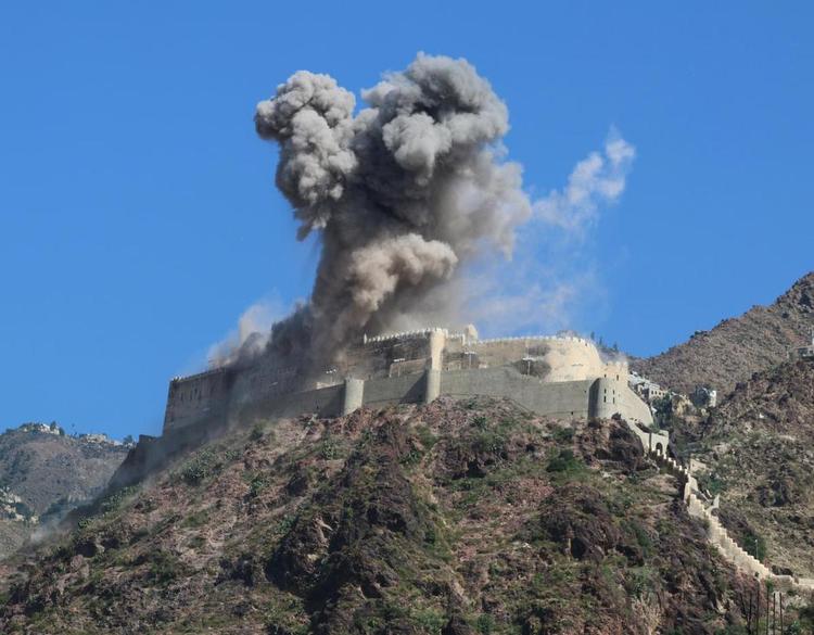 Bombetogt. Her ødelægges det århundrede gamle fort Al-Qahira, fordi houthi-oprørere efter sigende havde skjult sig der. 