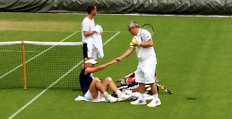 OPSEDASSE. At træne, spille og opholde sig på Wimbledon-anlægget er stadig stort for Caroline Wozniacki, der her hjælpes på benene af far Piotr efter en træningstime med tjekken Jaroslav Pospisil. 