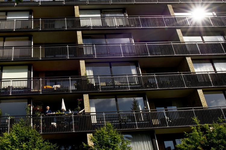 Duegården. Den gældsplagede andelsforening A/B Duegården er ked af dagens landsretsdom, der siger, at foreningen ikke er insolvent og derfor ikke kan gå konkurs. Modparten i sagen Nykredit er klar til at gå i yderligere dialog med beboerne. 