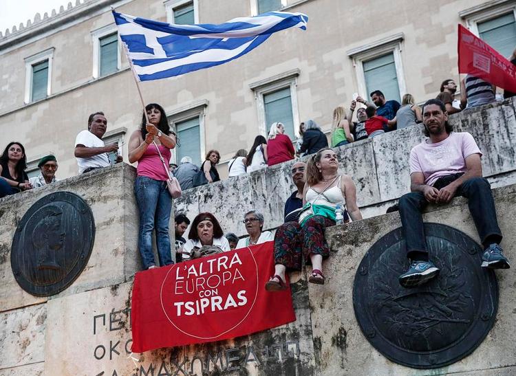 Rød front. Europas venstrefløjspartier kan lære meget af det græske regeringsparti Syriza, mener Srecko Horvat. Foto af Syriza-tilhængere i Athen: AP/Yorgos Karahalis. 