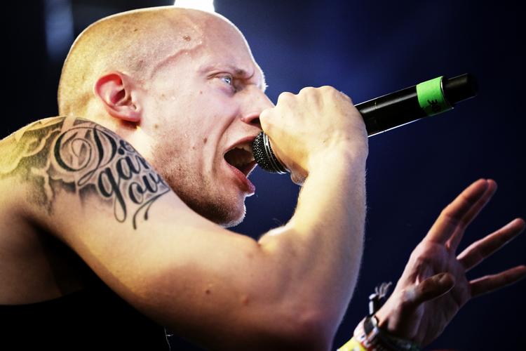 familiært. Publikum var en stor familie og fætter Pede blev knuselsket, hyldet med et hav af håndtegn og fulgt i fællessang over de fleste af både gamle og nye numre. 