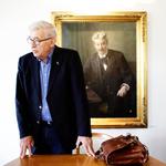 Opgør. Søren Krarup har siden ungdommen kæmpet mod de kulturradikale og har indvilget i at fortælle om sit livs kamp på chefredaktør Bo Lidegaards kontor. Her hænger billedet af Georg Brandes, som er en af de personer, Krarup foragter mest. Foto: Miriam Dalsgaard 