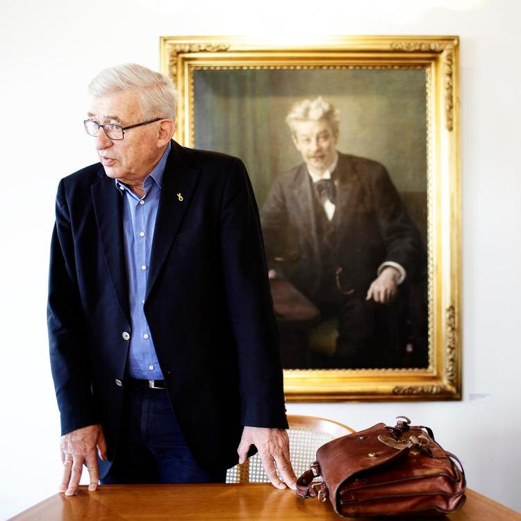 Opgør. Søren Krarup har siden ungdommen kæmpet mod de kulturradikale og har indvilget i at fortælle om sit livs kamp på chefredaktør Bo Lidegaards kontor. Her hænger billedet af Georg Brandes, som er en af de personer, Krarup foragter mest. Foto: Miriam Dalsgaard 