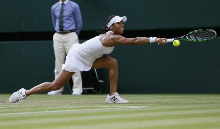 Tennis. Serena Williams måtte igennem et over to timer langt drama før hun spillede sig videre til næste runde af Wimbledon, hvor hun møder sin søster, Venus Wiliams. 