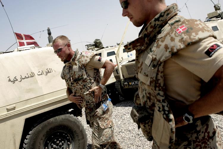 Genåbning. Den nu ledlagte Irak-kommission, skal genåbnes hvis det står til de røde partier. Her ses soldater i den danske lejr Camp Eden i Basra, Irak tilbage i 2004. Foto: Thomas Borberg 