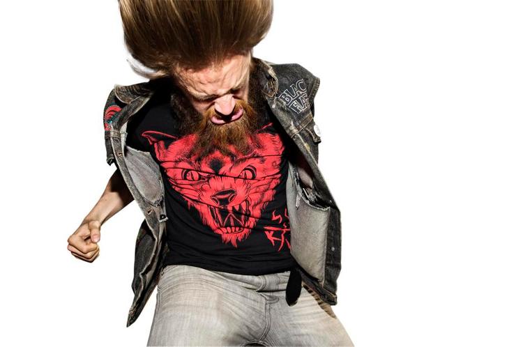 Subkultur. En klassiker blandt festivalgængere er denimvesten med påsyede patches, sorte eller blå jeans og en sort T-shirt med bandlogo på maven. Her bærer man så at sige sin subkultur og repræsenterer den, lyder det. Her er vi på Copenhell. Arkivfoto: Jacob Ehrbahn 