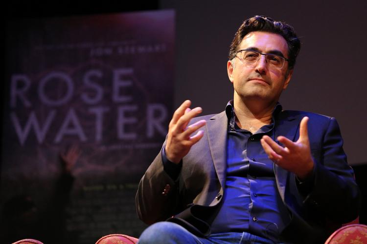'Rosewater'. Den iranske instruktør Maziar Baharis æstetiske gengivelse af regimets mænd er samtidig en fortælling om det, der er sket med Iran efter at landet blevet en islamisk republik. 