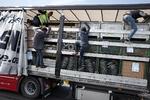 Udvej. Migranter forsøger at flygte fra fransk politi, efter de er blevet opdaget på en lastbil i Calais, der er på vej til at krydse tunnelen til Dover. Problemerne med flygtningene, der agerer blinde passagerer stiger i den franske havneby og skaber forsinkelser. 