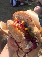Flæskesteg. Meyers flæskestegssandwich holder niveau fra derhjemme, og den er god til at kurere tømmermænd. 