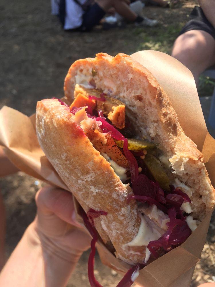 Flæskesteg. Meyers flæskestegssandwich holder niveau fra derhjemme, og den er god til at kurere tømmermænd. 