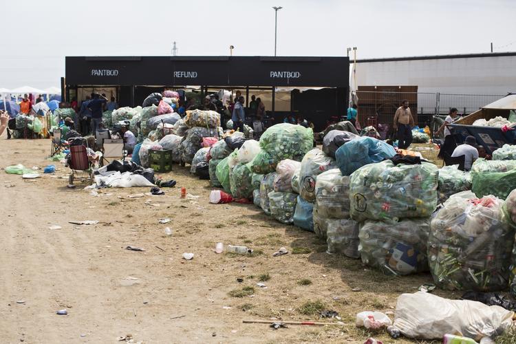 Kø. Flaskesamlerne har ventet op mod 24 timer i køen for at indløse panten på deres flasker, dåser og krus. 