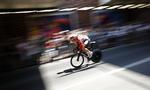 Overhalet. Danske Lars Bak måtte se sig hentet på 1. etape af Tour de France. Foto: Laurent Cipriani/AP 