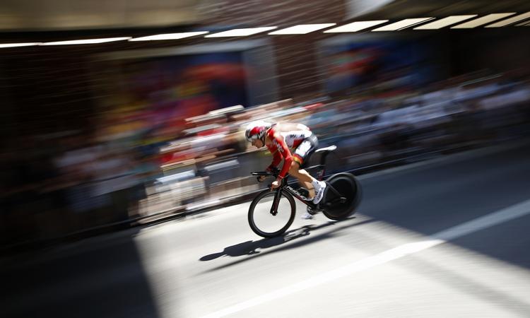 Overhalet. Danske Lars Bak måtte se sig hentet på 1. etape af Tour de France. Foto: Laurent Cipriani/AP 