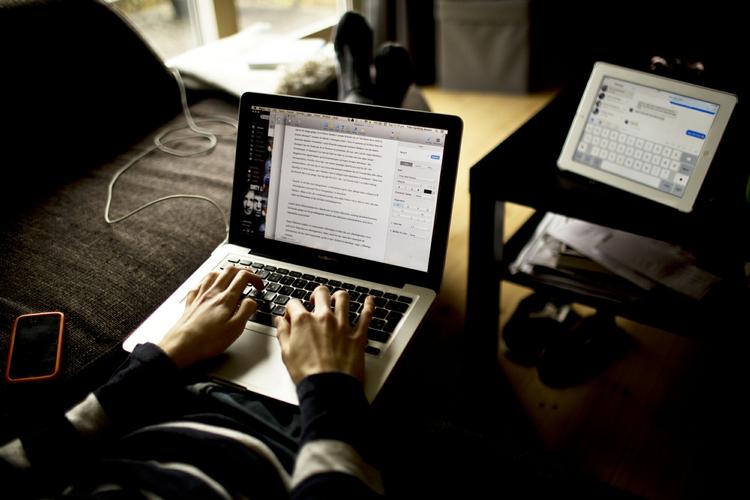 Lektiehjælp. Elever i gymnasiet kan få hjælp til deres opgaver på Facebook. 