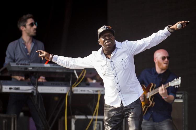 Bliv! Barrington Levy måtte næsten smides af scenen. Han fik besked på at showet var slut, men råbte igen og igen mod publikum: »Do you want me to go home?«. »Nooooo!«, genlød det i bølger mod scenen. 