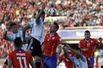 Hovedkamp. Argentinas Marcos Rojo  og Nicolas Otamendi  samt Chiles Mauricio Isla i hovedstødsduel i Copa America-finalen. 
