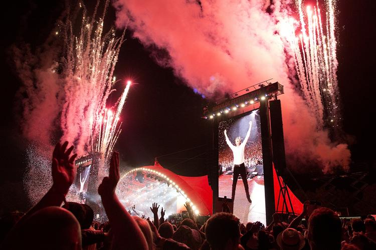 Magisk. Paul McCartney tog publikum til et magisk sted, hvor nostalgi bliver vekslet til benhård nutidig valuta af musikalsk kvalitet. 